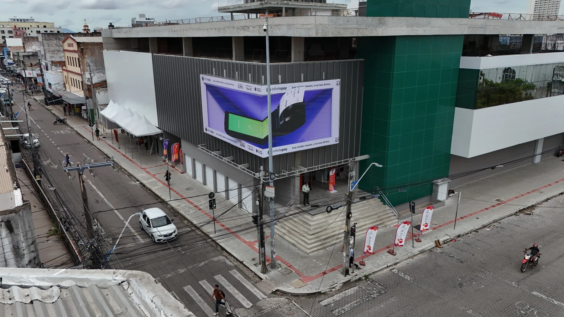 Painel digital InfinitePay em fachada urbana