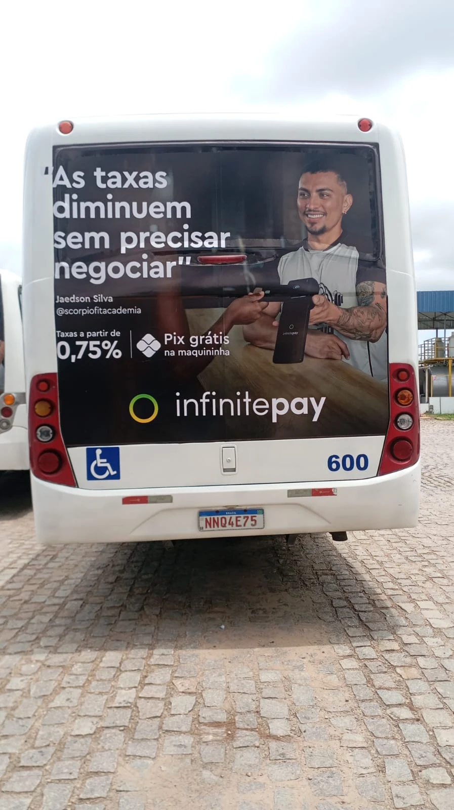 Campanha InfinitePay na traseira de um ônibus