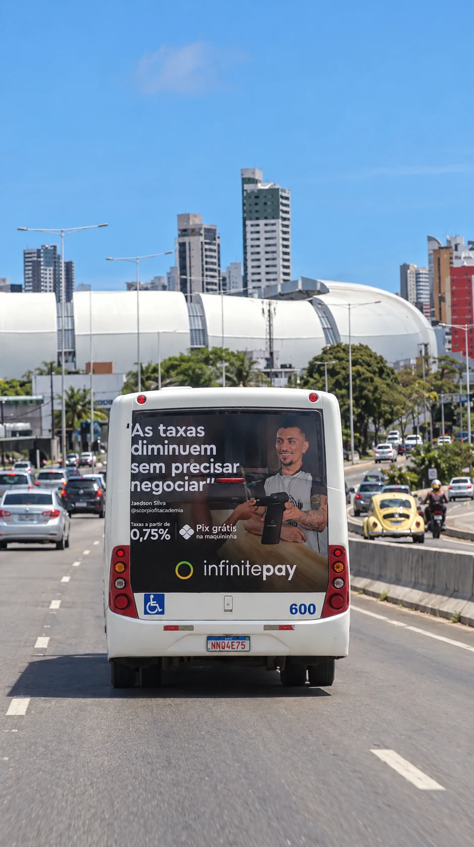 Simulação da campanha InfinitePay na traseira de um ônibus